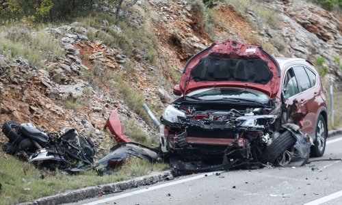 [FOTO/VIDEO] U sudaru dvaju automobila i motocikla poginula jedna osoba