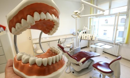 Trebate li imati covid potvrdu za odlazak zubaru? Informacije s terena su zbunjujuće, neki je traže, neki ne. Doznajemo detalje