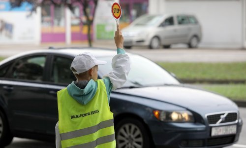 Dvoje djece lakše nastradalo u Istri: Jedno je nakon naguravanja palo na cestu te ga je udario kombi dok je za ozljedu drugog kriv neodgovoran roditelj