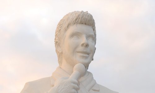 [FOTO/VIDEO] U Novoj Gradiški svečano otkriven spomenik neprežaljenom makedonskom slavuju, Toši Proeskom