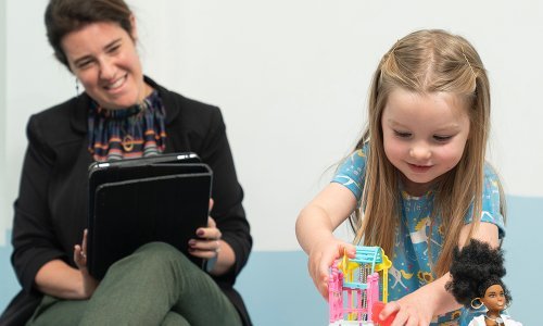 Imate dvojbe oko toga bi li se vaša djeca trebala igrati s Barbie? Jedno je ozbiljno istraživanje pokazalo nevjerojatne prednosti igranja s lutkama