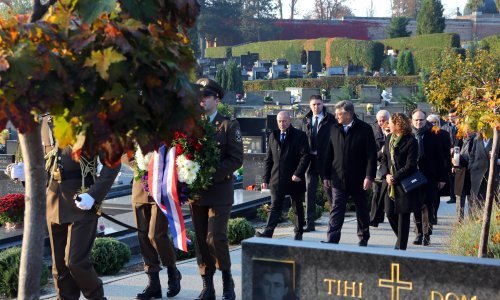 [FOTO] Plenković položio vijence i zapalio svijeće uoči blagdana Svih svetih na Mirogoju, građane zbog epidemije pozvao na oprez kod obilaska grobova najmilijih