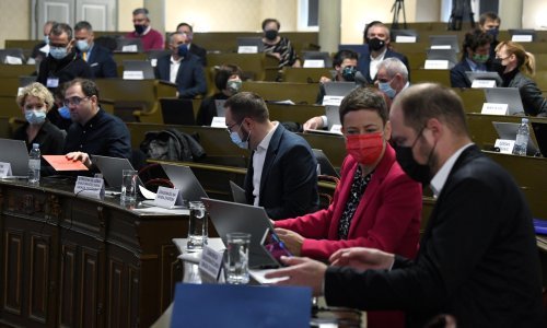 HDZ tražio da točke o Holdingu s kraja idu na početak, većina u Skupštini odbila, a Peternel poručio Hermanu da ono što Možemo radi u Skupštini HDZ radi u Saboru