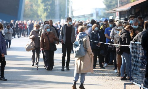 Opet gužva na Velesajmu, redovi od jutra: U tjedan dana udvostručeno cijepljenje prvom dozom