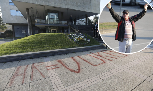 [FOTO] Muškarac revoltiran uklanjanjem murala došao pred Gradsku upravu i pisao sprejem