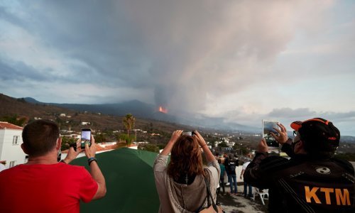 Na La Palmi i dalje šiklja lava, a jutros je bio i jak potres, no ovog vikenda stiže barem 10.000 turista