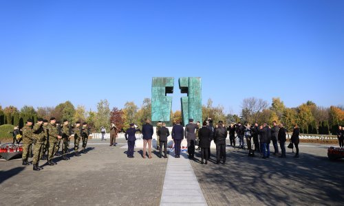 Banožić na Memorijalnom groblju u Vukovaru položio vijenac i zapalio svijeće za poginule branitelje