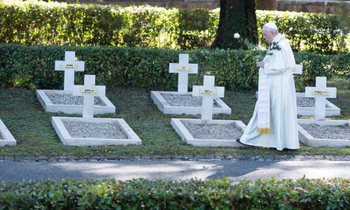 Papa na vojnom groblju poručio proizvođačima oružja: 'Stanite!'