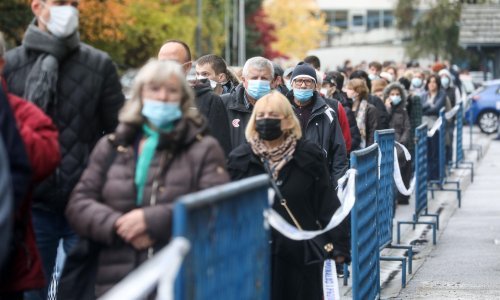 [FOTO] Velika gužva za cijepljenje na Zagrebačkom velesajmu