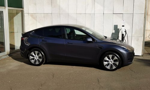 [FOTO] Tesla Model Y s pogonom na stražnje kotače je stigao u Europu, a otvoren je i novi centar u Zagrebu
