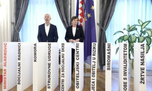 Komora i udruga socijalnih radnika demonstrirali 'domino efekt kojim Aladrović ruši sustav'