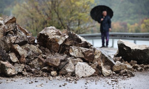 [FOTO] Zbog odrona dijela litice kod Omiša državna cesta zatvorena za promet; na teren stigli alpinisti