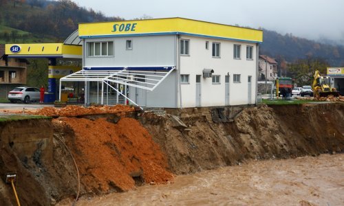 [VIDEO/FOTO] Kiše izazvale kaos u BiH: Prijeti izlijevanje Miljacke u središtu Sarajeva, dio grada pod vodom