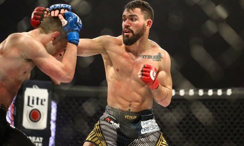 [VIDEO] Borilački spektakl rastužio najluđu publiku na svijetu; u borbi za naslov njihov borac nakon nesportskog poteza kažnjen nokautom, a druga domaća uzdanica nastradala 'giljotinom'