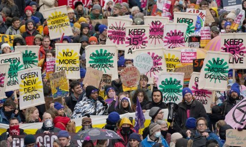 [FOTO] Tisuće se pridružile klimatskim aktivistima na ulicama Glasgowa, stigle i poznate osobe
