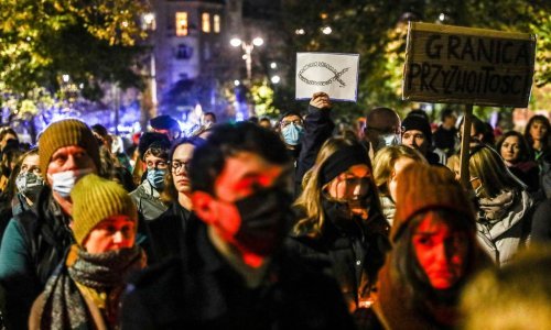 Tisuće Poljaka dijem zemlje prosvjeduje protiv strogog zakona o pobačaju nakon smrti trudnice