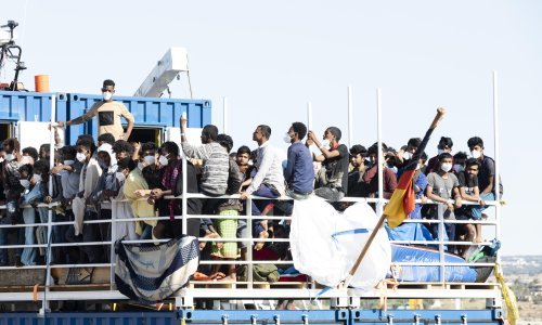 Italija dopustila pristajanje humanitarnog broda s 800 migranata