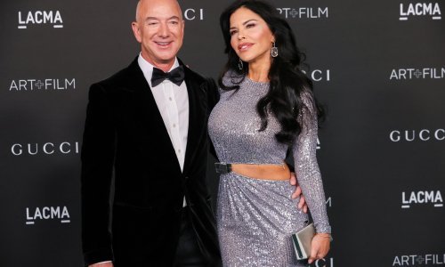 [FOTO] Najbogatiji čovjek svijeta fatalnu crnku ne ispušta iz ruku; Jeff Bezos i Lauren Sanchez snimljeni su sinoć na glamuroznoj zabavi