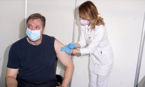 Vučić primio treću dozu cjepiva i priznao pogreške države u liječenju necijepljenih