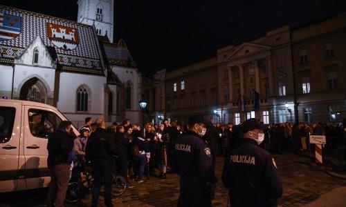 [VIDEO/FOTO] Tristotinjak građana 'spontano se okupilo' na Markovom trgu, tvrde da svjetlom tjeraju 'mrak covid potvrda i cijepljenja'