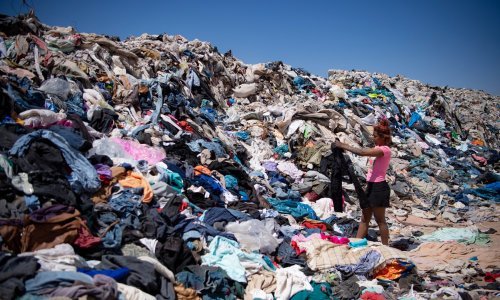 [VIDEO/FOTO] Ako ste se pitali gdje završi odjeća iz dućana koja se ne proda, evo odgovora: Groblje brze mode u najsušoj pustinji na svijetu raste iz dana u dan...