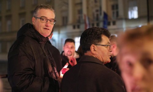 [FOTO] Građani se i večeras 'spontano' okupili radi prosvjeda zbog Covid potvrda; Vice Batarelo održao govor