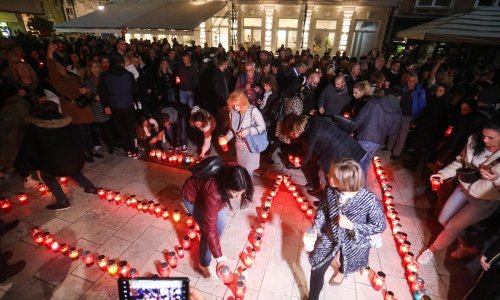 [FOTO/VIDEO] Prosvjed u Splitu: 'Neka nam dokažu postojanje tog virusa', 'Crkva nas je ostavila'. Dižu se i bajkeri