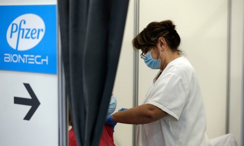Iz Pfizera poručili: Cijepite se s tri doze ako se želite zaštititi od omikrona