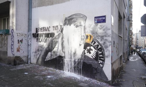 [FOTO/VIDEO] Mural Ratku Mladiću koji je čuvala policija uništen vapnom, autori se ekspresno vratili kako bi ga restaurirali
