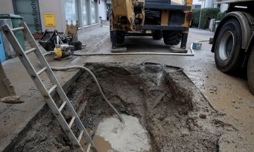 [FOTO] Zbog puknuća cijevi dio Jaruna je bez pitke vode, nadležne službe su na terenu