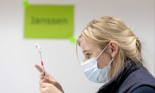 Sve na jednom mjestu: Popis zemalja koje uvode obvezno cijepljenje protiv koronavirusa