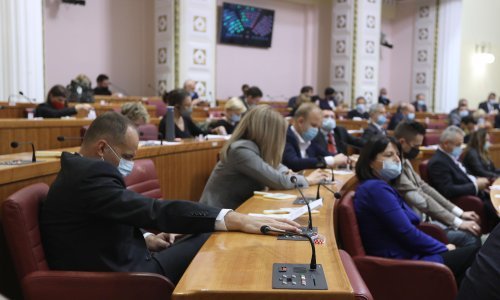 Orešković: Građani uslijed nagomilanih životnih problema osjećaju tjeskobu slušajući konferencije za novinare premijera, predsjednika Republike i Sabora