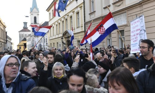 [VIDEO/FOTO] Na Markovom trgu više stotina ljudi tražilo ukidanje covid potvrda: 'Neki od nas će ovdje prenoćiti'
