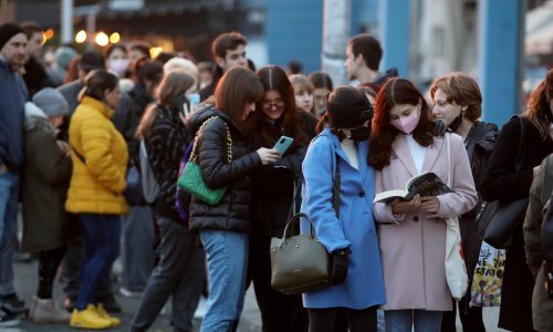 [FOTO] Gužva na Interliberu: Ljudi u dugim kolonima čekaju na testiranje, a potom se guraju oko knjiga