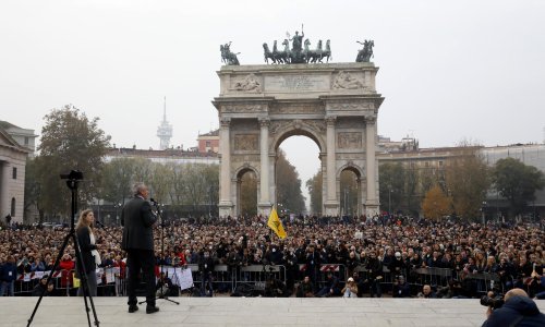 Tisuće Talijana izašli na ulice u prosvjed protiv covid potvrda, u Milanu im se obratio Kennedyjev nećak