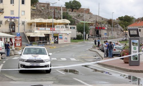 Policija istražuje sinoćnju eksploziju u Senju, navodno su na automobil bačene dvije bombe