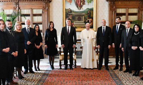 Sanja Musić Milanović nastavlja novu tradiciju: Pred Papu bez vela, ali zato u vrlo klasičnoj crnoj haljini