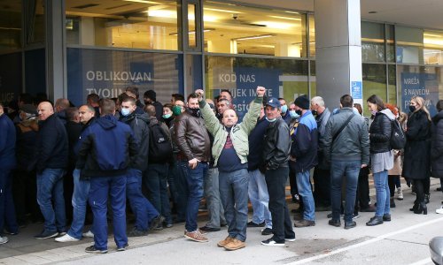 [VIDEO/FOTO] Ogroman red pred Zagrebačkim holdingom: Radnici čekaju na testiranje kako bi sutra mogli na posao