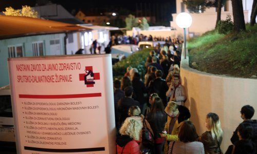 [FOTO] Veliki redovi za testiranje u Splitu: 'Ljudi moraju shvatiti da mi možemo produžiti radno vrijeme, ali ne možemo ići u beskonačno'