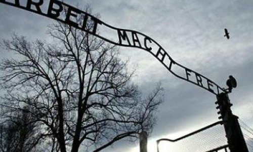'Arbeit macht frei' vraćen u Auschwitz