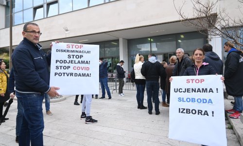 [VIDEO/FOTO] Prosvjedi pred zatvorom u Zagrebu i sudom u Splitu: Stop covid potvrdama!