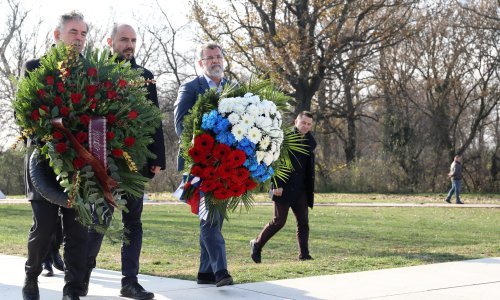 [FOTO] Pupovac položio vijence u Vukovaru: Moj san je da ovaj grad ne bude podijeljen