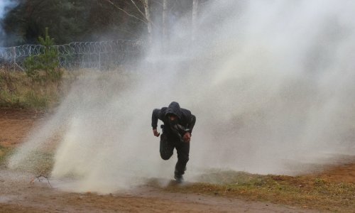 [VIDEO] Poljska upotrijebila vodene topove protiv migranata na granici s Bjelorusijom