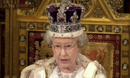 Može li biti veća? U dvorcu Windsor postavljena je jelka, a kraljica je potvrdila da će biti Božića u Sandringhamu