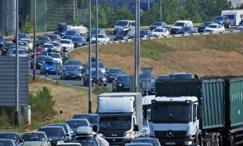 Vozač udario u portal s obavijesnim pločama na autocesti A1; promet prekinut, stvorila se kolona vozila