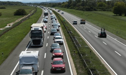 Teretnjak udario u portal s prometnim obavijestima na autocesti kod Jastrebarskog i pobjegao; dionica opet otvorena za promet