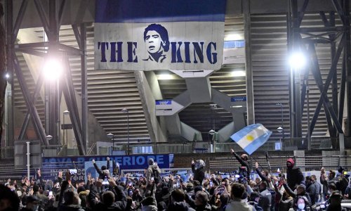 Maradona je bio Kralj Napulja i zato ovakva ceremonija pri otkrivanju spomenika uopće ne iznenađuje