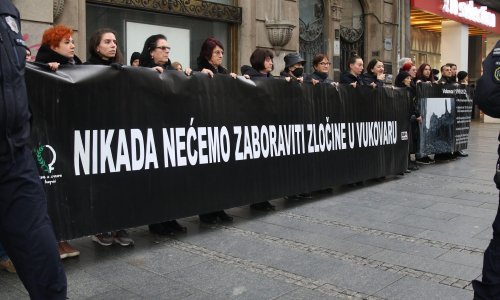 U Beogradu prosvjed u znak sjećanja na vukovarske žrtve, u Novom Sadu osvanuo grafit: Novosadski korpuse, stidi se