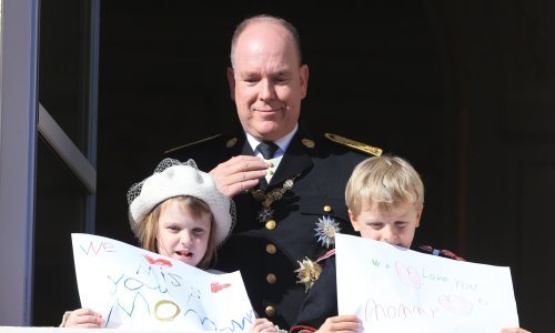 Nakon što je princeza Charlene otišla na liječenje, njezini blizanci s balkona su palače mami poslali srcedrapajuću poruku