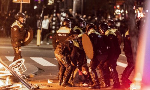 [VIDEO, FOTO] Nemiri u Nizozemskoj zbog novog lockdowna: Policija pucala na prosvjednike koji su bacali kamenje